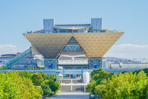 Japan Youth Travel brings you to Tokyo Big Sight, where Comiket unites anime and manga fans.