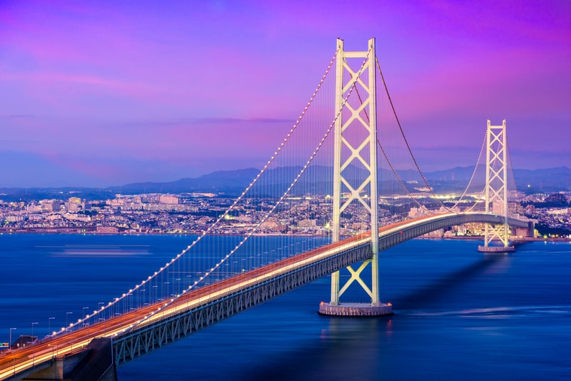 Japan Youth Travel invites you to walk near the iconic Akashi Kaikyo Bridge, a masterpiece connecting Kobe and Awaji Island with spectacular sights.
